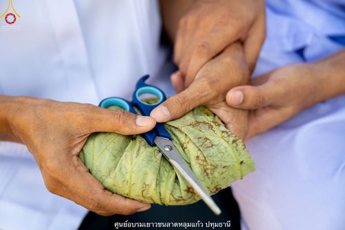 ภาพ No.39340:พิธีตัดปอยผมและปลงผมในโครงการอุปสมบท บูชาธรรมมหาปูชนียาจารย์ ประจำปี 2564 ชุดที่ 1