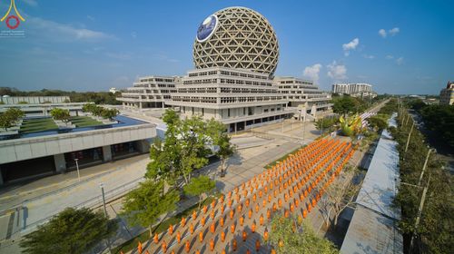 ภาพ No.43264:พิธีอัญเชิญมยุรนาวากาศ บูชาธรรมมหาปูชนียาจารย์ วันพฤหัสบดีที่ 3 กุมภาพันธ์ พ.ศ. 2565