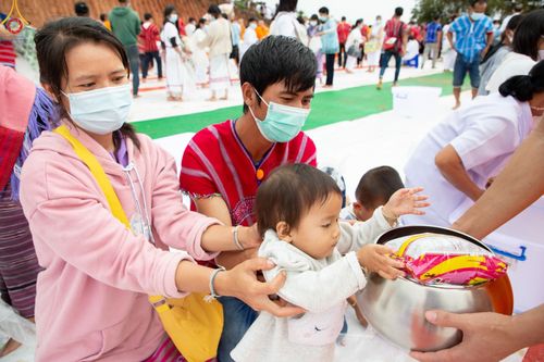 ภาพ No.50666:ประมวลภาพพิธีตักบาตร ณ วัดแม่แพ จ.แม่ฮ่องสอน เนื่องในวันธรรมชัย