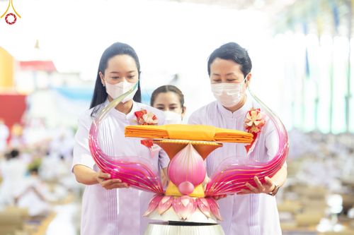 ภาพ No.52459:ประมวลภาพวันคล้ายวันเกิดครบรอบ 138 ปี พระมงคลเทพมุนี (สด จนฺทสโร) พระผู้ปราบมาร ชุดที่ 1