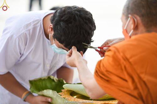 ภาพ No.40130:พิธีตัดปอยผม ปลงผม ขอขมารับผ้าไตรและพิธีบรรพชา ในโครงการอุปสมบท บูชาธรรมมหาปูชนียาจารย์ ประจำปี 2564 ชุดที่ 9