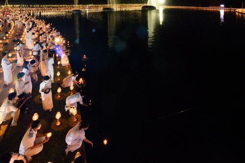 ภาพ No.55389:ประมวลภาพพิธีลอยกระทงธรรม ณ วัดพระธรรมกาย (วันที่ 8 พฤศจิกายน พ.ศ. 2565)