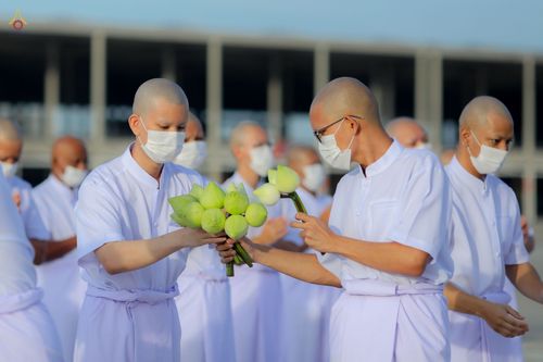 ภาพ No.47573:ประมวลภาพพิธีขอขมาและมอบผ้าไตร โครงการบรรพชาอุปสมบทหมู่ รุ่นเข้าพรรษา 2565
