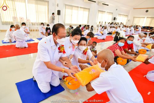 ภาพ No.39614:พิธีตัดปอยผม ปลงผม ขอขมารับผ้าไตรและพิธีบรรพชา ในโครงการอุปสมบท บูชาธรรมมหาปูชนียาจารย์ ประจำปี 2564 ชุดที่ 3