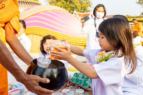 ภาพ No.294501:วันที่ 14 มกราคม พ.ศ. 2569 พิธีตักบาตรพระธรรมยาตรา ณ วัดสองพี่น้อง ต.ต้นตาล อ.สองพี่น้อง จ.สุพรรณบุรี ในโครงการธรรมยาตรา กตัญญูบูชา มหาปูชนียาจารย์ พระมงคลเทพมุนี(สด จนฺทสโร) พระผู้ปราบมาร อนุสรณ์สถาน 7 แห่ง ปีที่ 14