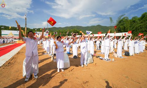 ภาพ No.331692:วันพุธที่ ๓ มิถุนายน พ.ศ.๒๕๖๙ พิธีทอดผ้าป่า ปฏิบัติธรรมกลั่นแผ่นดิน พิธีโปรยรัตนชาติ  และ พิธีตอกเสาเข็ม มงคลต้นแรก สถาปนา "องค์พระเจดีย์เพื่อสร้างสันติภาพโลก"  องค์แรก ครั้งแรกของลำปาง ประตูสู่ภาคเหนือ  ณ ศูนย์ปฏิบัติธรรมเถินเทิดธรรม อ.เถิน จ.ลำปาง