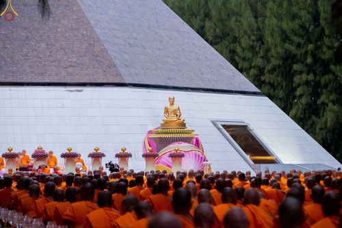 ภาพ No.69465:พิธีจุดประทีปถวายเป็นพุทธบูชา และบูชาธรรมมหาปูชนียาจารย์ ในโครงการธรรมยาตรากตัญญูบูชา มหาปูชนียาจารย์ พระมงคลเทพมุนี(สด จนฺทสโร) พระผู้ปราบมาร ปีที่ 11 ณ อนุสรณ์สถานมหาวิหารพระมงคลเทพมุนี อ.สองพี่น้อง จ.สุพรรณบุรี