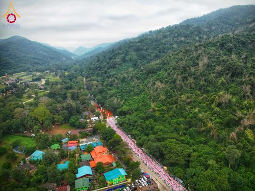 ภาพ No.285907:วันเสาร์ที่ 13 ธันวาคม พ.ศ.2568 พิธีตักบาตรพระภิกษุสามเณร 1,000 รูป ณ บริเวณหน้าอุทยานแห่งชาติเขาใหญ่ อำเภอปากช่อง จ.นครราชสีมา