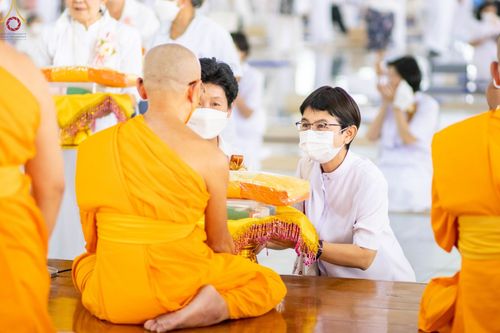 ภาพ No.75463:พิธีสวดพระพุทธมนต์และถวายภัตตาหารเป็นสังฆทาน เนื่องในวันมหาปูชนียาจารย์ วันที่ 3 กุมภาพันธ์ พ.ศ. 2565 ณ วัดพระธรรมกาย อ.คลองหลวง จ.ปทุมธานี