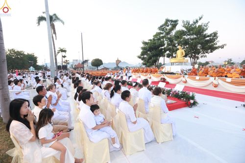 ภาพ No.284170:วันเสาร์ที่ 20 ธันวาคม พ.ศ.2568  พิธีตักบาตรพระ 10,000 รูป เนื่องในโอกาส 194 ปี จังหวัดกาญจนบุรี และอุทิศส่วนกุศลให้แด่บรรพชนทั้งหลาย บริเวณถนนสองแคว (Skywalk) เมืองกาญจนบุรี