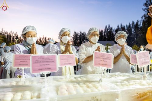 ภาพ No.71330:พิธีถวายภัตตาหารเป็นสังฆทาน แด่คณะพระธรรมยาตราฯ ในโครงการธรรมยาตรากตัญญูบูชา มหาปูชนียาจารย์ พระมงคลเทพมุนี(สด จนฺทสโร) พระผู้ปราบมาร อนุสรณ์สถาน 7 แห่ง ปีที่ 11 วันที่ 15 มกราคม พ.ศ. 2566