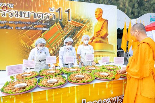 ภาพ No.71794:พิธีถวายภัตตาหารเป็นสังฆทาน แด่คณะพระธรรมยาตราฯ ในโครงการธรรมยาตรากตัญญูบูชา มหาปูชนียาจารย์ พระมงคลเทพมุนี(สด จนฺทสโร) พระผู้ปราบมาร อนุสรณ์สถาน 7 แห่ง ปีที่ 11 วันที่ 17 มกราคม พ.ศ. 2566