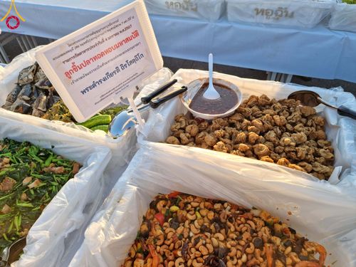 ภาพ No.106045:พิธีถวายภัตตาหารเป็นสังฆทาน แด่คณะพระธรรมยาตราฯ ในโครงการธรรมยาตรากตัญญูบูชา มหาปูชนียาจารย์ พระมงคลเทพมุนี(สด จนฺทสโร) พระผู้ปราบมาร อนุสรณ์สถาน 7 แห่ง ปีที่ 12 วันที่ 3 มกราคม พ.ศ. 2567 ณ อนุสรณ์สถานโลตัสแลนด์ จ.สุพรรณบุรี