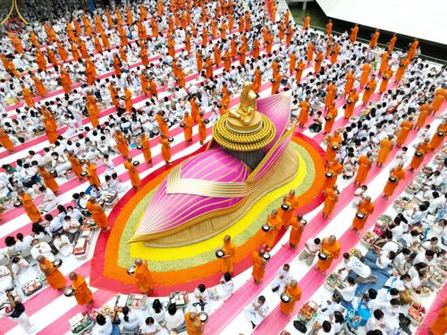 ภาพ No.69606:พิธีตักบาตรพระธรรมยาตราฯ ในโครงการธรรมยาตรากตัญญูบูชา มหาปูชนียาจารย์ พระมงคลเทพมุนี(สด จนฺทสโร) พระผู้ปราบมาร ปีที่ 11 ณ อนุสรณ์สถานลำดับที่ 1 สถานที่เกิดด้วยรูปกายเนื้อ อนุสรณ์สถานมหาวิหารพระมงคลเทพมุนี อ.สองพี่น้อง จ.สุพรรณบุรี