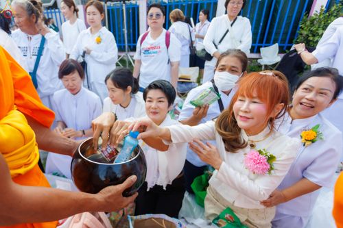 ภาพ No.297696:วันที่ 18 มกราคม พ.ศ. 2569 พิธีตักบาตรพระธรรมยาตรา ณ วัดโบสถ์บน ต.บางคูเวียง จ.นนทบุรี อนุสรณ์สถานลำดับที่ 4 สถานที่เกิดด้วยกายธรรม ในโครงการธรรมยาตรา กตัญญูบูชา มหาปูชนียาจารย์ พระมงคลเทพมุนี(สด จนฺทสโร) พระผู้ปราบมาร อนุสรณ์สถาน 7 แห่ง ปีที่ 14