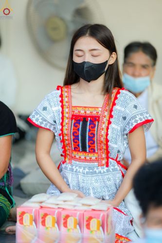 ภาพ No.73568:พิธีตักบาตรพระธรรมยาตราฯ ในโครงการธรรมยาตรากตัญญูบูชา มหาปูชนียาจารย์ พระมงคลเทพมุนี(สด จนฺทสโร) พระผู้ปราบมาร ปีที่ 11 ณ อนุสรณ์สถานลำดับที่ 4 สถานที่เกิดด้วยกายธรรม วัดโบสถ์ (บน) บางคูเวียง อ.บางกรวย จ.นนทบุรี วันที่ 22 มกราคม พ.ศ. 2566