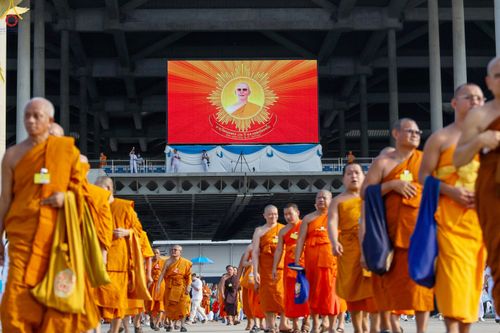 ภาพ No.324455:วันที่ 22 เมษายน พ.ศ.2569 (วันคุ้มครองโลก) งานถวายมหาสังฆทาน 40,000 กว่าวัดทั่วประเทศ บรรยากาศพระสังฆาธิการและสาธุชน  เดินทางเข้าลานธรรม วัดพระธรรมกาย