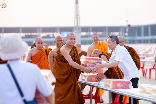 ภาพ No.323109:วันที่ 19 เมษายน พ.ศ.2569 การเรียงกล่องไทยธรรม , เตรียมงานจราจร เพื่องานถวายมหาสังฆทาน 40,000 กว่าวัดทั่วประเทศ วันคุ้มครองโลก 22 เมษายน พ.ศ.2569 วัดพระธรรมกาย