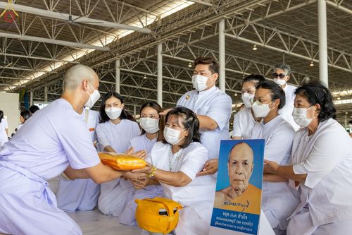 ภาพ No.63917:พิธีขอขมาและมอบผ้าไตรแด่นาคธรรมทายาท โครงการอุปสมบทบูชาธรรมมหาปูชนียาจารย์ วันอาทิตย์ที่ 20 พฤศจิกายน พ.ศ. 2565