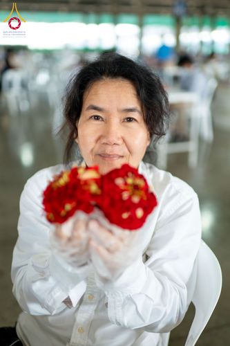 ภาพ No.279449:วันที่ 19-26 ธันวาคม พ.ศ. 2568 และ วันที่ 1 มกราคม พ.ศ.2569 รับบุญปลิดกลีบดอกไม้ เพื่อโปรยต้อนรับพระธรรมยาตรา