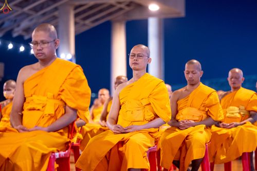 ภาพ No.280381:วันที่ 31 ธันวาคม พ.ศ.2568 -วันที่ 1 มกราคม พ.ศ.2569 พิธีฉลองชัยสวดมนต์บทธัมมจักกับปปวัตนสูตร ครบ 8,000,000,000 จบ , พิธีสวดมนต์ข้ามปี ณ วัดพระธรรมกาย