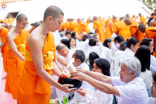 ภาพ No.289388:วันที่ 7 มกราคม พ.ศ. 2569 พิธีตักบาตรพระธรรมยาตรา ณ อนุสรณ์สถานลำดับที่ 1 สถานที่เกิดด้วยรูปกายเนื้อ อนุสรณ์สถานมหาวิหารพระมงคลเทพมุนี (โลตัสแลนด์) อ.สองพี่น้อง จ.สุพรรณบุรี ในโครงการธรรมยาตรา กตัญญูบูชา มหาปูชนียาจารย์ พระมงคลเทพมุนี(สด จนฺทสโร) พระผู้ป