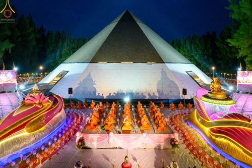 ภาพ No.69349:พิธีจุดประทีปถวายเป็นพุทธบูชา และบูชาธรรมมหาปูชนียาจารย์ ในโครงการธรรมยาตรากตัญญูบูชา มหาปูชนียาจารย์ พระมงคลเทพมุนี(สด จนฺทสโร) พระผู้ปราบมาร ปีที่ 11 ณ อนุสรณ์สถานมหาวิหารพระมงคลเทพมุนี อ.สองพี่น้อง จ.สุพรรณบุรี