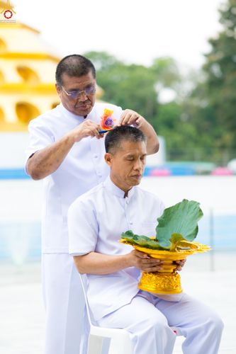 ภาพ No.330618:วันที่ 30 พฤษภาคม พ.ศ.2569 พิธีตัดปอยผมและปลงผม อุบาสกอุปสมบทอุทิศชีวิต 11 ท่าน (ภาพชุดที่ 2) ณ โบสถ์พระไตรปิฎก วัดพระธรรมกาย จังหวัดปทุมธานี
