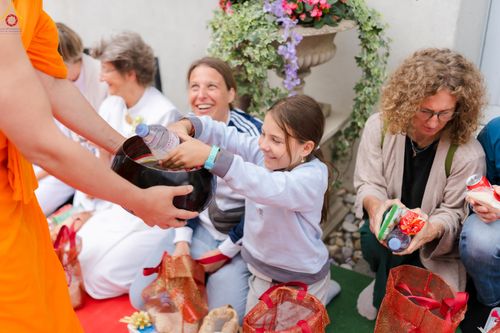 ภาพ No.286157:วันที่ 13 กรกฎาคม พ.ศ. 2568  พิธีทอดผ้าป่าฉลอง 13 ปี  วัดพระธรรมกายสวิตเซอร์แลนด์