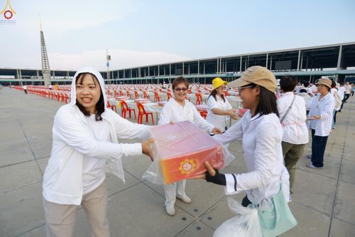 ภาพ No.322583:วันที่ 17 เมษายน พ.ศ.2569 การเรียงกล่องไทยธรรม เรียงน้ำดื่ม เรียงร่ม ณ ลานธรรมพระมหาธรรมกายเจดีย์ เพื่องานถวายมหาสังฆทาน 40,000 กว่าวัดทั่วประเทศ วันคุ้มครองโลก 22 เมษายน พ.ศ.2569 วัดพระธรรมกาย