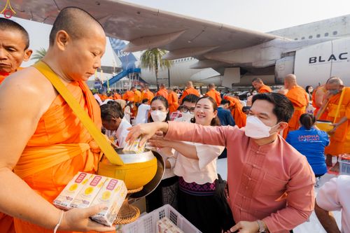 ภาพ No.321061:วันอาทิตย์ที่ ๑๒ เมษายน พ.ศ ๒๕๖๙ พิธีตักบาตรปี๋ใหม่เมืองพระภิกษุสงฆ์ ๓๓๙ รูป  อุทิศถวายพระราชกุศลสมเด็จพระนางสิริกิติ์  พระบรมราชินีนาถ พระบรมราชชนนีพันปีหลวง และฉลองเมืองแม่แตงครบรอบ ๑๑๙ ปี ณ ลานโรงแรมแอร์ไดมอนด์ อำเภอแม่แตง จังหวัดเชียงใหม่