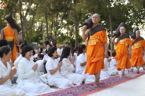 ภาพ No.290521:วันที่ 7 มกราคม พ.ศ. 2569 พิธีต้อนรับพระธรรมยาตรา ณ อนุสรณ์สถานลำดับที่ 2  สถานที่ตั้งมโนปณิธานบวชตลอดชีวิต อนุสรณ์สถานคลองบางนางแท่น (ภาพชุดที่ 2) อ.สามพราน จ.นครปฐม ในโครงการธรรมยาตรา กตัญญูบูชา มหาปูชนียาจารย์ พระมงคลเทพมุนี(สด จนฺทสโร) พระผู้ปราบมาร 