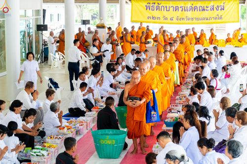 ภาพ No.328198:วันเสาร์ที่ 9 พฤษภาคม พ.ศ. 2569 พิธีตักบาตรแด่คณะสงฆ์ 323 วัด 4 จังหวัดชายแดนภาคใต้ พิธีถวายสังฆทานแด่คณะสงฆ์ 323 วัด ปีที่ 22 ครั้งที่ 185 พิธีมอบกองทุนหนุนแรงใจช่วยครูใต้ ปีที่ 19 ครั้งที่ 148 ณ ศูนย์ปฏิบัติธรรมภาคใต้