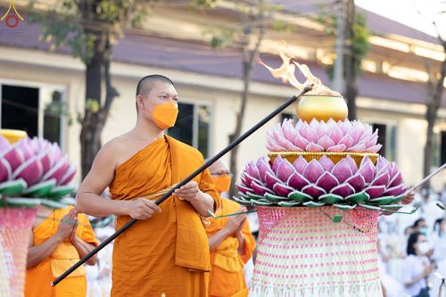 ภาพ No.73262:พิธีจุดประทีปถวายเป็นพุทธบูชา และบูชาธรรมมหาปูชนียาจารย์ ในโครงการธรรมยาตรากตัญญูบูชา มหาปูชนียาจารย์ พระมงคลเทพมุนี(สด จนฺทสโร) พระผู้ปราบมาร ปีที่ 11 ณ อนุสรณ์สถานลำดับที่ 4 สถานที่เกิดด้วยกายธรรม วัดโบสถ์ (บน) บางคูเวียง อ.บางกรวย จ.นนทบุรี วันที่ 21 