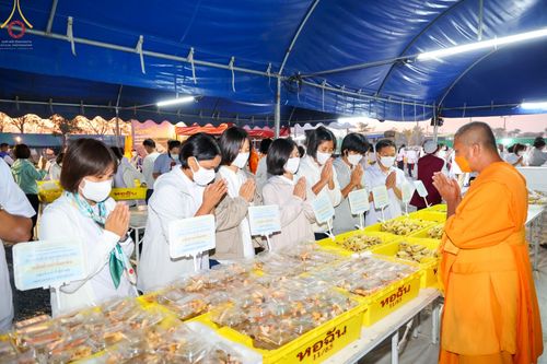 ภาพ No.74402:พิธีถวายภัตตาหารเป็นสังฆทาน แด่คณะพระธรรมยาตราฯ ในโครงการธรรมยาตรากตัญญูบูชา มหาปูชนียาจารย์ พระมงคลเทพมุนี(สด จนฺทสโร) พระผู้ปราบมาร อนุสรณ์สถาน 7 แห่ง ปีที่ 11 วันที่ 26 มกราคม พ.ศ. 2566