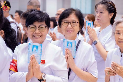 ภาพ No.338001:วันอาทิตย์ต้นเดือน 5 กรกฎาคม พ.ศ.2569 สัมมนาพิเศษ พิธีมอบพระของขวัญ ณ ห้องแก้วสารพัด1 วัดพระธรรมกาย