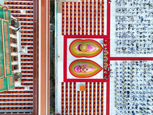 ภาพ No.71890:พิธีจุดประทีปถวายเป็นพุทธบูชา และบูชาธรรมมหาปูชนียาจารย์ ในโครงการธรรมยาตรากตัญญูบูชา มหาปูชนียาจารย์ พระมงคลเทพมุนี(สด จนฺทสโร) พระผู้ปราบมาร ปีที่ 11 ณ อนุสรณ์สถานลำดับที่ 3 สถานที่เกิดใหม่ในเพศสมณะ วัดสองพี่น้อง อ.สองพี่น้อง จ.สุพรรณบุรี วันที่ 17 มกร