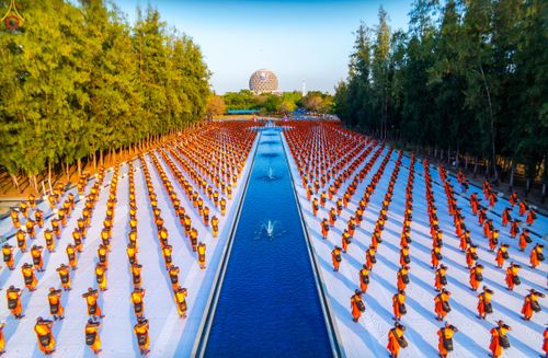 ภาพ No.281628:วันที่ 24 ธันวาคม พ.ศ.2568 พระธรรมยาตรา ปฏิบัติธรรม และถ่ายภาพหมู่ประวัติศาสตร์ ณ ลานหน้ามหาวิหารพระมงคลเทพมุนีฯ วัดพระธรรมกาย