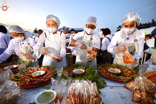 ภาพ No.70064:พิธีถวายภัตตาหารเป็นสังฆทาน แด่คณะพระธรรมยาตราฯ ในโครงการธรรมยาตราฯ ปีที่ 11 ณ อนุสรณ์สถานคลองบางนางแท่น อ.สามพราน จ.นครปฐม วันที่ 11 มกราคม พ.ศ. 2566