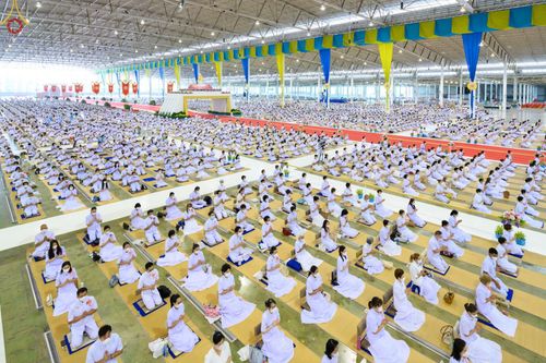 ภาพ No.65180:พิธีบูชาข้าวพระ และสาธุชนปฏิบัติธรรมร่วมกัน ในวันอาทิตย์ต้นเดือนที่ 4 ธันวาคม พ.ศ. 2565 ณ วัดพระธรรมกาย จ.ปทุมธานี