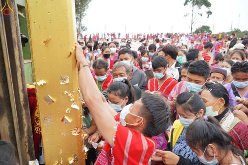 ภาพ No.50667:ประมวลภาพพิธีตักบาตร ณ วัดแม่แพ จ.แม่ฮ่องสอน เนื่องในวันธรรมชัย