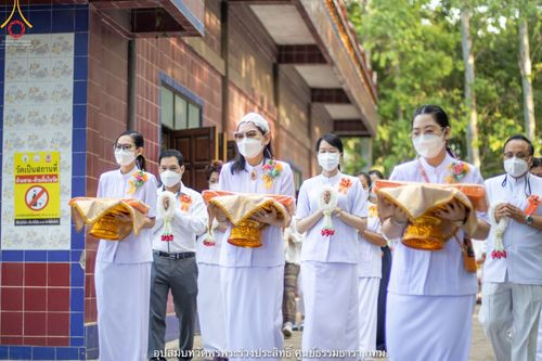 ภาพ No.40217:พิธีตัดปอยผม ปลงผม ขอขมารับผ้าไตรและพิธีบรรพชา ในโครงการอุปสมบท บูชาธรรมมหาปูชนียาจารย์ ประจำปี 2564 ชุดที่ 10