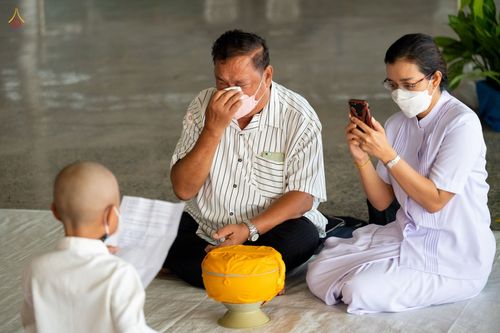 ภาพ No.44249:ประมวลภาพพิธีเวียนประทักษิณ, พิธีวันทาพระมหาธรรมกายเจดีย์ และพิธีขอขมารับผ้าไตร โครงการบวชภาคฤดูร้อน พ.ศ. 2565