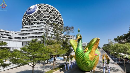 ภาพ No.42703:พิธีอัญเชิญมยุรนาวากาศ ประดิษฐาน ณ อาคาร 100 ปี เนื่องในวันคล้ายวันเกิด ครบ 113 ปี คุณยายอาจารย์มหารัตนอุบาสิกาจันทร์ ขนนกยูง