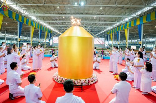 ภาพ No.52348:ประมวลภาพพิธีบูชาข้าวพระ (วันอาทิตย์ต้นเดือนตุลาคม) ณ วัดพระธรรมกาย จ.ปทุมธานี 