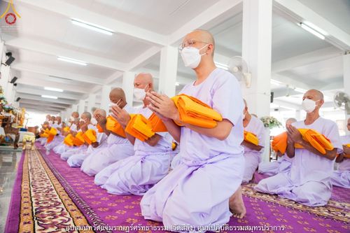 ภาพ No.40902:พิธีตัดปอยผม ปลงผม ขอขมารับผ้าไตรและพิธีบรรพชา ในโครงการอุปสมบท บูชาธรรมมหาปูชนียาจารย์ ประจำปี 2564 ชุดที่ 17
