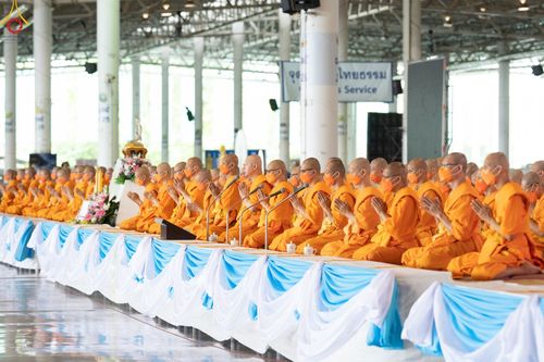 ภาพ No.48229:ประมวลภาพพิธีถวายผ้าอาบน้ำฝน และประทีปโคมไฟ เนื่องในวันอาสาฬหบูชา ประจำปี 2565