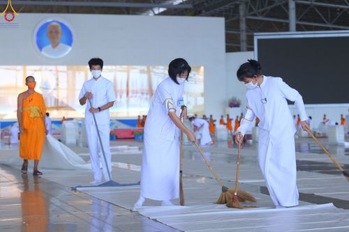 ภาพ No.52278:ประมวลภาพพิธีตักบาตรข้าวสารอาหารแห้ง (วันอาทิตย์ต้นเดือนตุลาคม) ณ บ้านแก้วเรือนทองคุณยายฯ วัดพระธรรมกาย