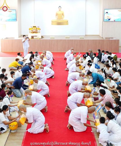 ภาพ No.40718:พิธีตัดปอยผม ปลงผม ขอขมารับผ้าไตรและพิธีบรรพชา ในโครงการอุปสมบท บูชาธรรมมหาปูชนียาจารย์ ประจำปี 2564 ชุดที่ 15