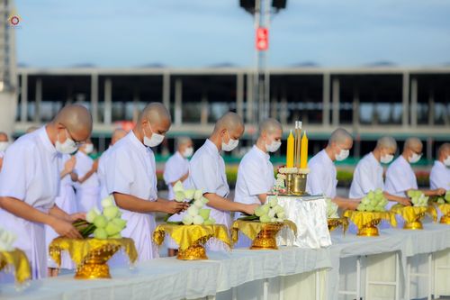 ภาพ No.47574:ประมวลภาพพิธีขอขมาและมอบผ้าไตร โครงการบรรพชาอุปสมบทหมู่ รุ่นเข้าพรรษา 2565